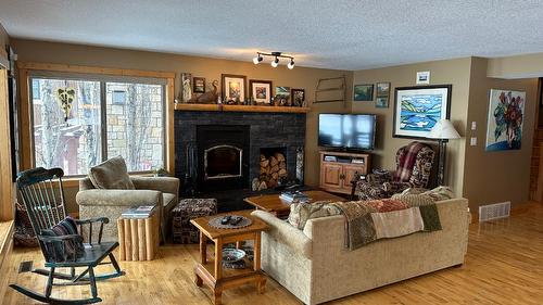 1747 5Th Avenue, Invermere, BC - Indoor Photo Showing Living Room With Fireplace