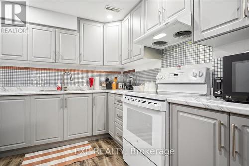 125 Lampman Drive, Grimsby, ON - Indoor Photo Showing Kitchen