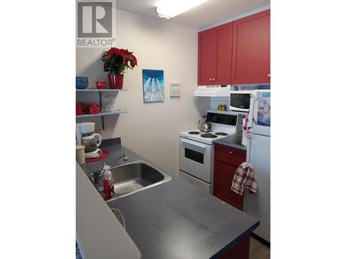 300 Strayhorse Road Unit# 201/202, Apex Mountain, BC - Indoor Photo Showing Kitchen