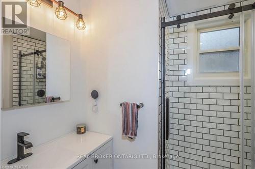 585 Hale Street, London, ON - Indoor Photo Showing Bathroom