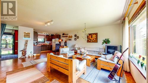 450 Matheson Road, Okanagan Falls, BC - Indoor Photo Showing Living Room