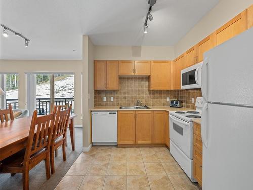 204-1280 Alpine Rd, Courtenay, BC - Indoor Photo Showing Kitchen With Double Sink