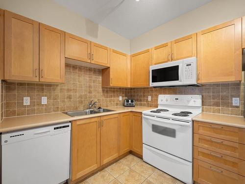 204-1280 Alpine Rd, Courtenay, BC - Indoor Photo Showing Kitchen With Double Sink