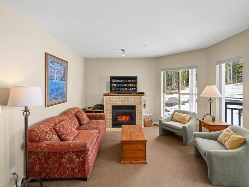 204-1280 Alpine Rd, Courtenay, BC - Indoor Photo Showing Living Room With Fireplace