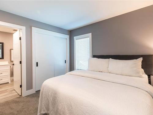 3-1175 Resort Dr, Parksville, BC - Indoor Photo Showing Bedroom