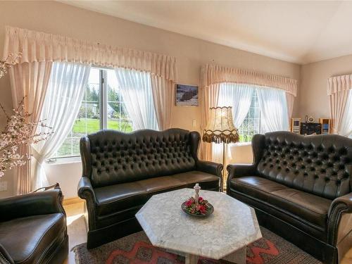 4111 Mikkelson Frontage Road, Tappen, BC - Indoor Photo Showing Living Room