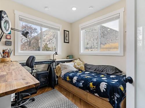 101 7Th Avenue, Keremeos, BC - Indoor Photo Showing Bedroom