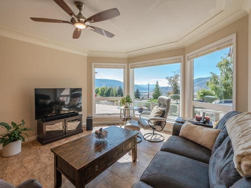 2631 Forsyth Drive, Penticton, BC - Indoor Photo Showing Living Room