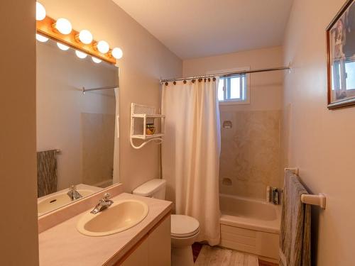 2631 Forsyth Drive, Penticton, BC - Indoor Photo Showing Bathroom