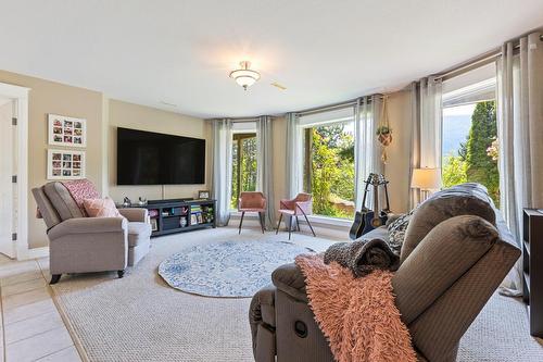 1416 Evans Road, Creston, BC - Indoor Photo Showing Living Room