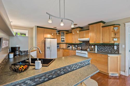 1416 Evans Road, Creston, BC - Indoor Photo Showing Kitchen