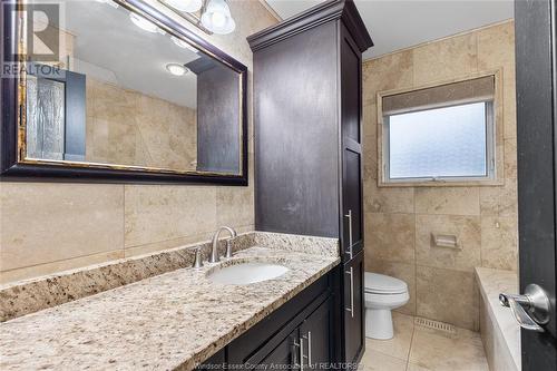 4825 Barcelona, Windsor, ON - Indoor Photo Showing Bathroom