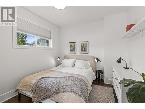 744/746 Sutherland Avenue, Kelowna, BC - Indoor Photo Showing Bedroom