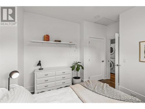 744/746 Sutherland Avenue, Kelowna, BC - Indoor Photo Showing Bedroom
