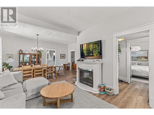 744/746 Sutherland Avenue, Kelowna, BC - Indoor Photo Showing Living Room With Fireplace