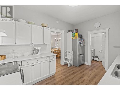 744/746 Sutherland Avenue, Kelowna, BC - Indoor Photo Showing Kitchen
