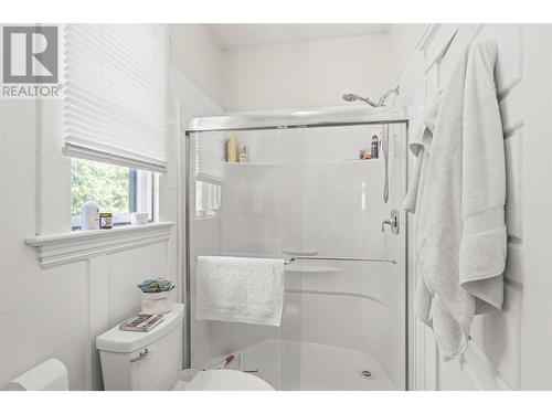 744/746 Sutherland Avenue, Kelowna, BC - Indoor Photo Showing Bathroom