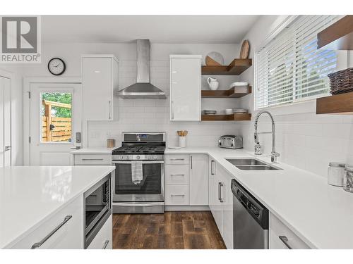 744/746 Sutherland Avenue, Kelowna, BC - Indoor Photo Showing Kitchen With Double Sink