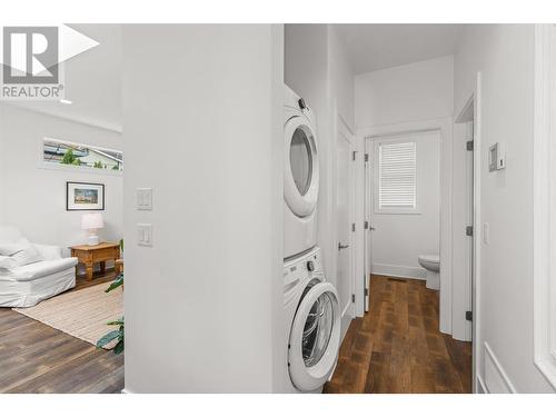 744/746 Sutherland Avenue, Kelowna, BC - Indoor Photo Showing Laundry Room