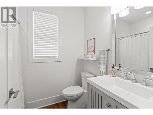 744/746 Sutherland Avenue, Kelowna, BC - Indoor Photo Showing Bathroom