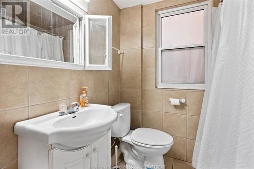 693-695 Partington, Windsor, ON - Indoor Photo Showing Bathroom