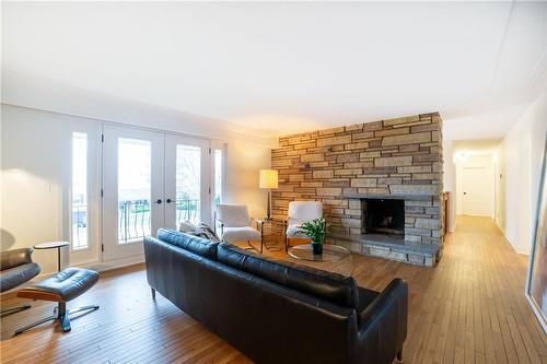837 Danforth Place, Burlington, ON - Indoor Photo Showing Living Room With Fireplace