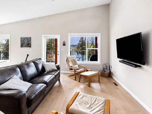 7050 Sha-Elum Dr, Lake Cowichan, BC - Indoor Photo Showing Living Room