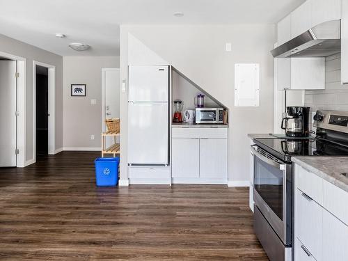 7050 Sha-Elum Dr, Lake Cowichan, BC - Indoor Photo Showing Kitchen