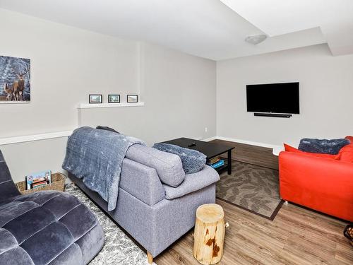 7050 Sha-Elum Dr, Lake Cowichan, BC - Indoor Photo Showing Living Room