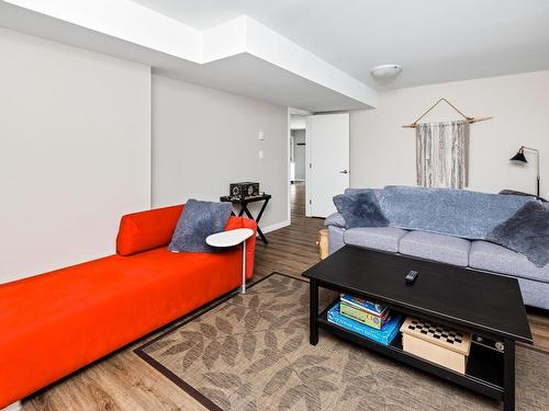 7050 Sha-Elum Dr, Lake Cowichan, BC - Indoor Photo Showing Living Room