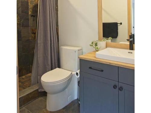 374 Pacific Cres, Ucluelet, BC - Indoor Photo Showing Bathroom