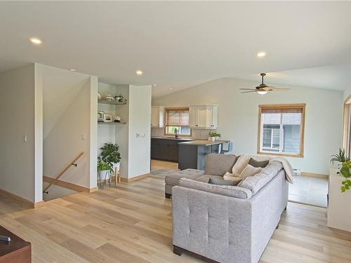 374 Pacific Cres, Ucluelet, BC - Indoor Photo Showing Living Room