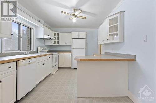 2508 Rideau Ferry Road, Perth, ON - Indoor Photo Showing Kitchen