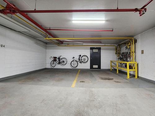 Garage - 102-300 Av. Des Sommets, Montréal (Verdun/Île-Des-Soeurs), QC - Indoor Photo Showing Garage