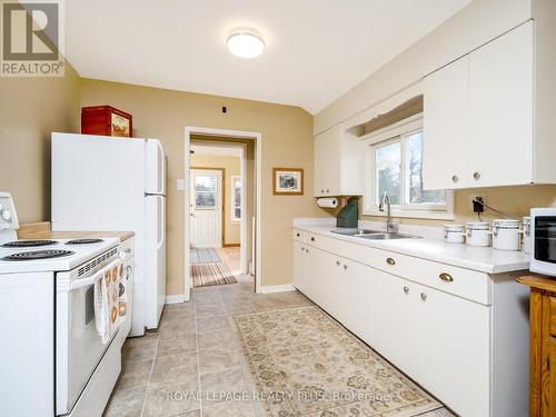 21346 Shaws Creek Rd, Caledon, ON - Indoor Photo Showing Kitchen With Double Sink