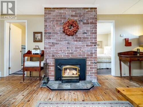 21346 Shaws Creek Rd, Caledon, ON - Indoor Photo Showing Living Room With Fireplace