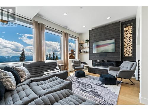 460 Feathertop Way, Big White, BC - Indoor Photo Showing Living Room