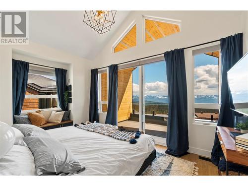 460 Feathertop Way, Big White, BC - Indoor Photo Showing Bedroom