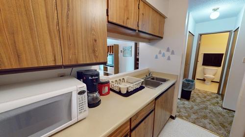 317 - 501 Elk Street, Elkford, BC - Indoor Photo Showing Kitchen With Double Sink