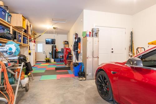 740 Prairie South Road, Castlegar, BC - Indoor Photo Showing Garage