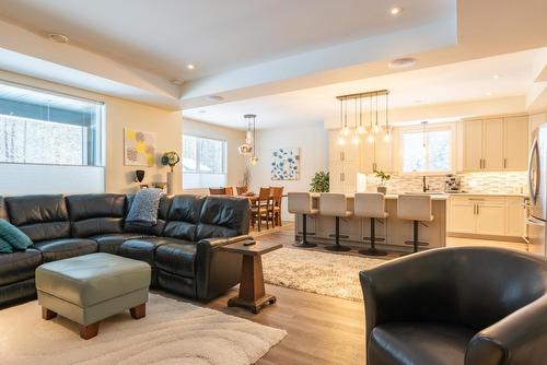 740 Prairie South Road, Castlegar, BC - Indoor Photo Showing Living Room