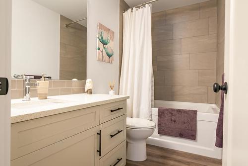 740 Prairie South Road, Castlegar, BC - Indoor Photo Showing Bathroom