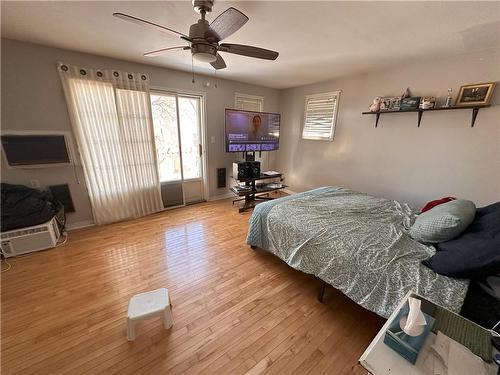 160 Herkimer Street, Hamilton, ON - Indoor Photo Showing Bedroom