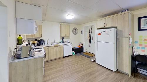 735 304Th Street, Kimberley, BC - Indoor Photo Showing Kitchen