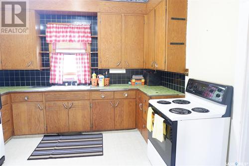 308 6Th Avenue E, Assiniboia, SK - Indoor Photo Showing Kitchen