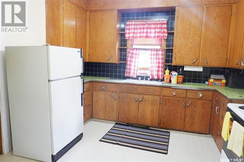 308 6Th Avenue E, Assiniboia, SK - Indoor Photo Showing Kitchen
