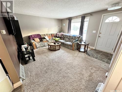 509 6Th Avenue, Weyburn, SK - Indoor Photo Showing Living Room