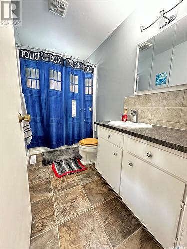 509 6Th Avenue, Weyburn, SK - Indoor Photo Showing Bathroom