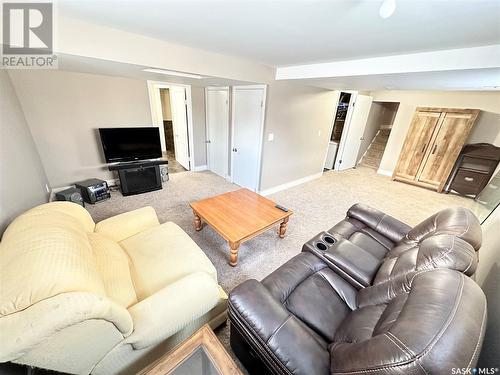 509 6Th Avenue, Weyburn, SK - Indoor Photo Showing Living Room