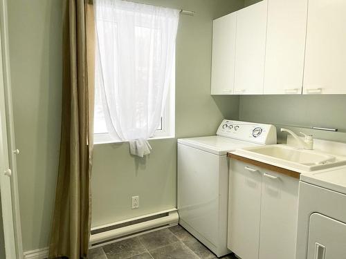 Salle de lavage - 2640 Ch. Des Cèdres, Mont-Laurier, QC - Indoor Photo Showing Laundry Room